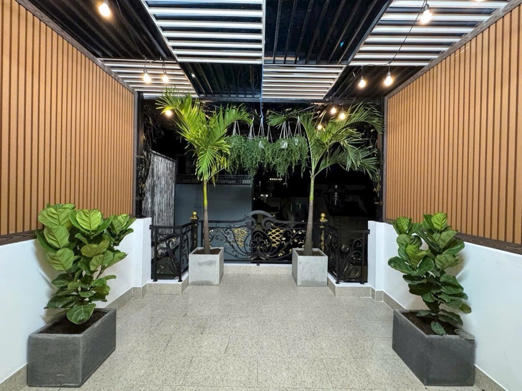 NHÀ MỚI HIỆN ĐẠI TRONG KHU ĐỒNG BỘ AN NINH, ĐẦY ĐỦ NỘI THẤT SANG TRỌNG , ĐƯỜNG Ô TÔ LÝ PHỤC MAN, BÌNH THUẬN, QUẬN 7, GẦN 200 M2, CHỈ 10.8 TỶ .
